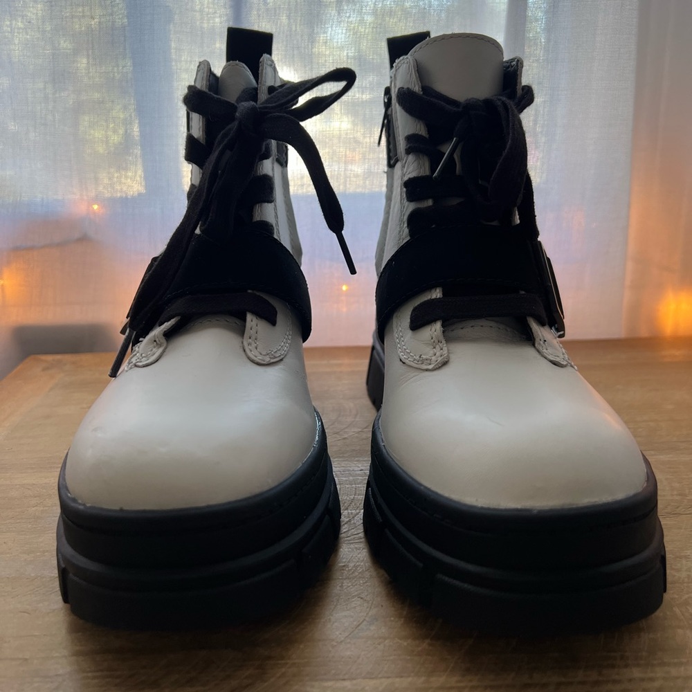 New UGG Ashton Lace Up In White Women’s Size 7 - Picture 3 of 14
